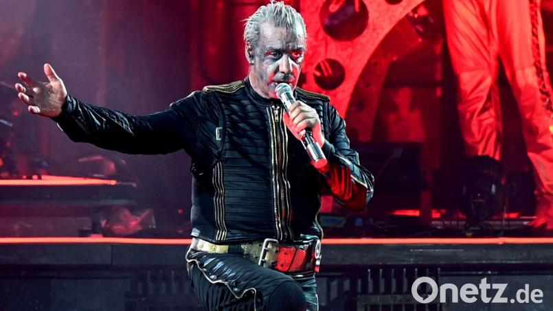 Rammstein Frontsänger Till Lindemann performt den Song „Deutschland“ auf der Bühne. Bild: Malte Krudewig/dpa/Archivbild