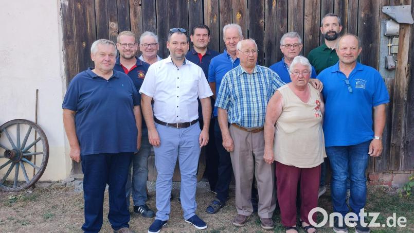 Josef Lang (Bildmitte mit Ehefrau Ida) feierte mit Vereinsvertretern, Familie und Nachbarn seinen 85. Geburtstag. Bild: hme