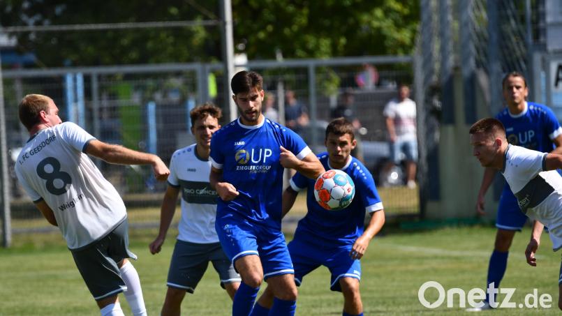 Paul Weidhas (Mitte), bislang im zentralen Mittelfeld der SpVgg SV Weiden gesetzt, fehlt der Wasserwerkelf in den kommenden vier Wochen wegen eines Kanada-Urlaubs. Archivbild: Dagmar Nachtigall