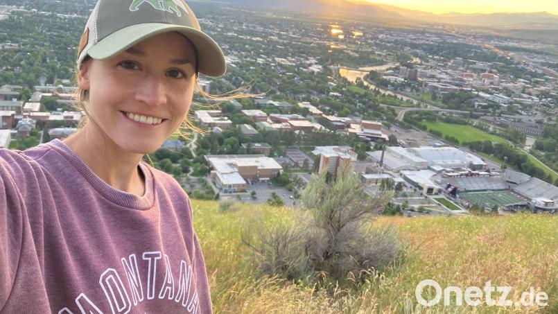 Die junge Thriller-Autorin Verena Hackl lässt ihr erstes Buch in dem US-Bundestaat Montana spielen, den sie schon mehrfach bereist hat. Im Hintergrund sieht man die Stadt Missoula in Montana und deren große Universität. Bild: Hackl/exb