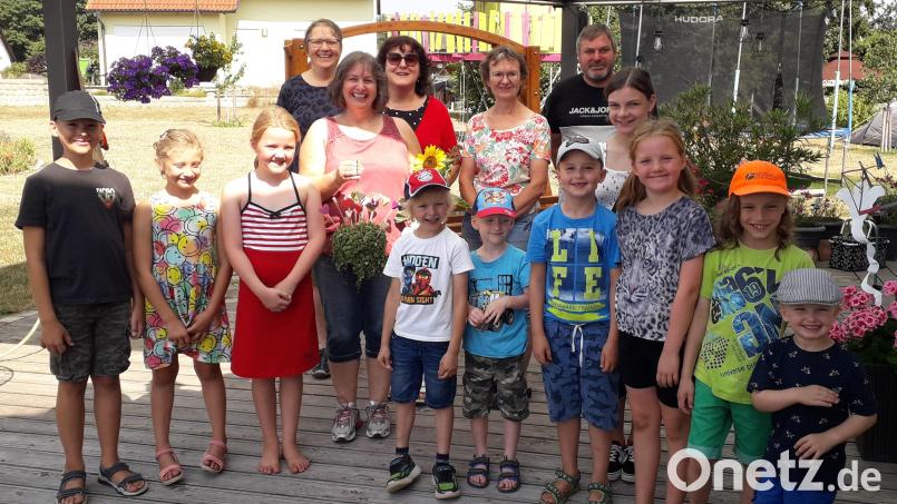 Andrea Magaerl(5. v. links) wurde nach 15 Jahren Engegement aus dem Kindergottesdienst-Team verabschiedet. Bild: sei