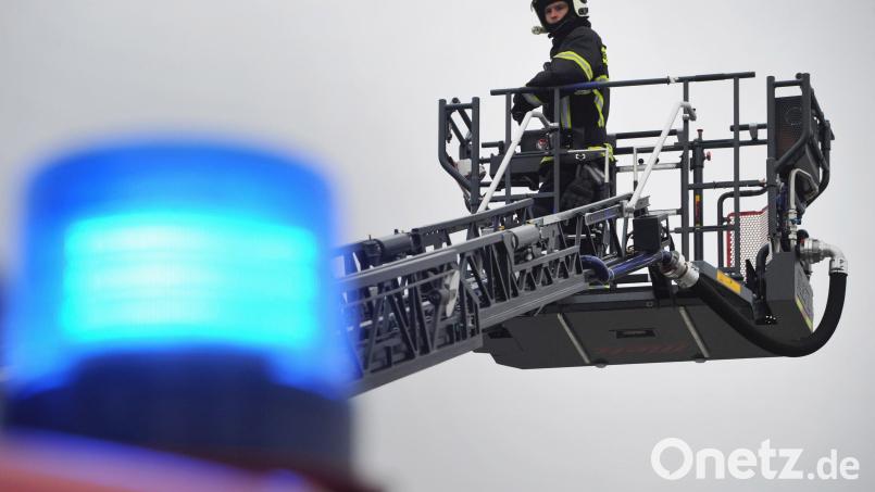 Ein Mitarbeiter der Berufsfeuerwehr steht auf einer Drehleiter. Symbolbild: Stefan Sauer/dpa