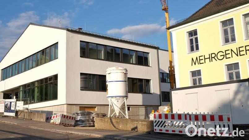 Neben dem Mehrgenerationenhaus baut die Gemeinde Wackersdorf ein Ärztehaus und investiert mit Tiefgarage 6,7 Millionen Euro. Bild: Hirsch