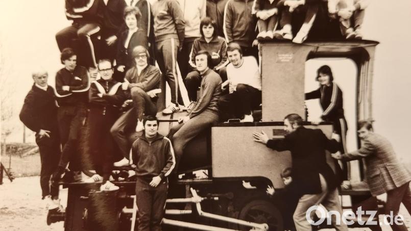 Nach dramatischem Kampf besiegte die Hirschauer Mannschaft am 8. April 1972 beim TV-Städteduell „Spiel ohne Grenzen“ im Eisstadion von Bad Tölz das Gastgeberteam mit 14:12. Die Initiative zur Teilnahme war von Hans Dobmeyer (vorne, Zweiter von rechts) ausgegangen. Unterstützt wurde er dabei von Bepp Dietz (vorne rechts). Auf Vordermann und in Form gebracht wurden die Spieler vom Trainergespann Bobby Schertl (vorne links) und Hermann Häckl (nicht im Bild). Archivbild: u