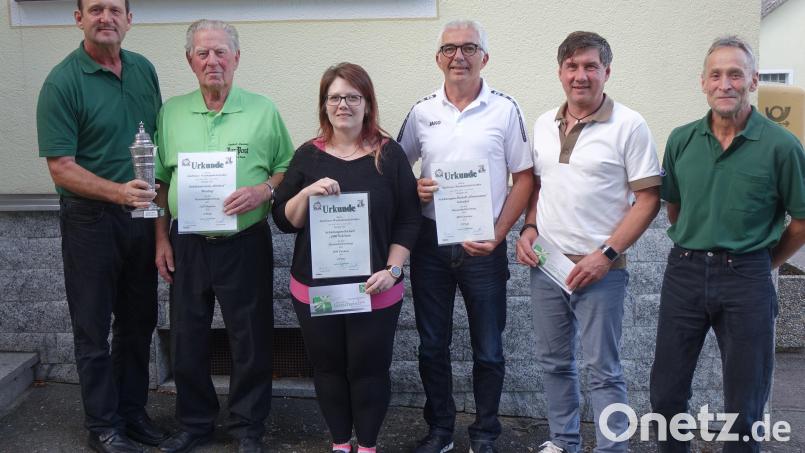 Die Vereinsvertreter der vier Schützenvereine im Schönseer Land, (von links) Helmut Werner (Stadlern), Horst Fettke (Weiding), Nadine Beer (Schönsee) und Hubert Schmidt (Gaisthal) sowie Stadlerns Bürgermeister Gerald Reiter freuten sich über ihre Preise. Rechts im Bild zweiter Schützenmeister Michael Knott aus Stadlern. Bild: mkj
