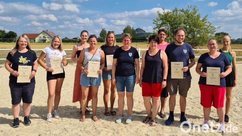 Vorsitzende Renate Schupfner (Mitte) und Stellvertreterin Katrin Rauch (Fünfte von links) dankten Nicole Kapustenski, Angela Raps, Marina Regner, Nicole Roppert, Evi Schäffler, Cornelia Sollfrank, Michael Hertel, Julia Fleißner und Sophia Schmidt (von links) für jahrzehntelange Mitgliedschaft. Bild: hai
