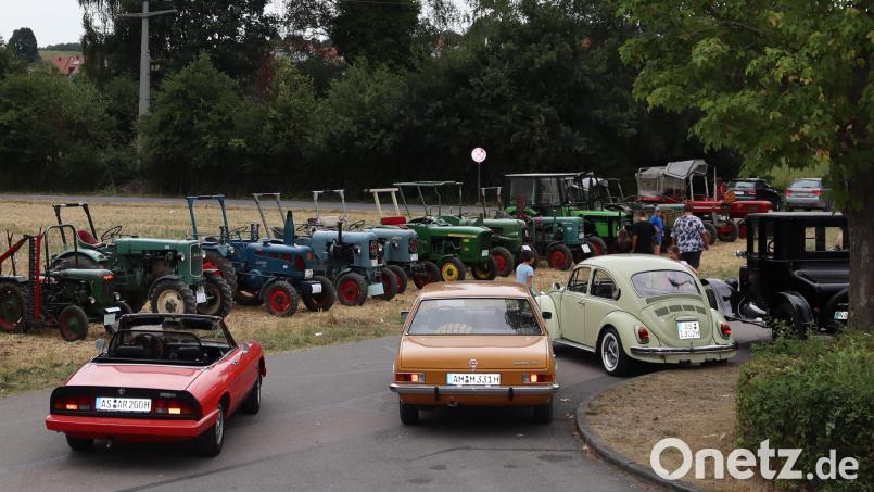 Viele Klassiker von Traktoren über Autos bis zu Motorrädern waren beim Oldtimertreffen an der Riedener Kirwa ausgestellt Bild: mrr