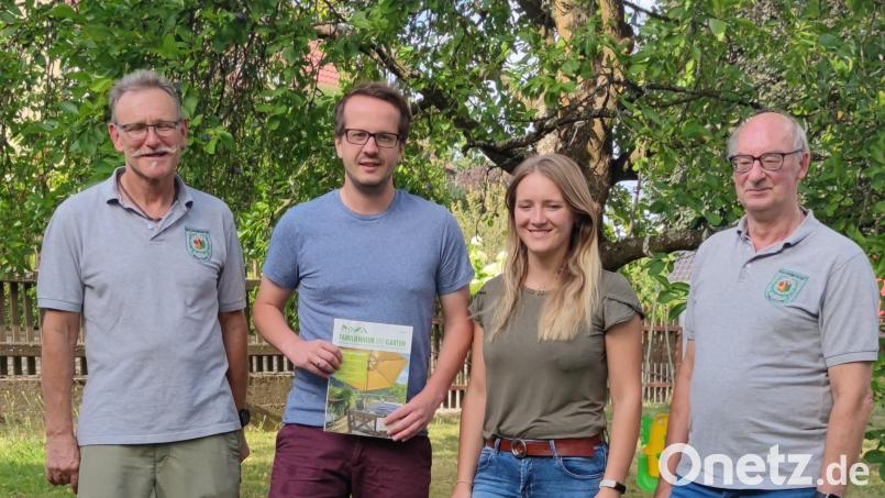 Vorsitzender Ludwig Eger (links) und Kassier Johann Gollwitzer (rechts) freuen sich, dass Christoph und Franziska Striegl die Siedlerzeitungen austragen. Bild: fvo