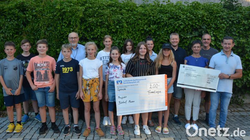 Pfarrgemeinderatssprecher Lothar Kick (rechts), Mesnerin Helga Weiß (Dritte von rechts) sowie weitere Vertreter der Pfarrei sowie Firmlinge überreichten an Stadtpfarrer Anton Witt (Fünfter von links) einen Spendenbetrag in Höhe von 3261,60 Euro. Hinzu kamen 200 Euro der Firmlinge aus Steinmühle. Das Geld wird an den indischen Bischof Dr. Moses D. Prakasam für dessen Projekte weitergeleitet. Bild: jr