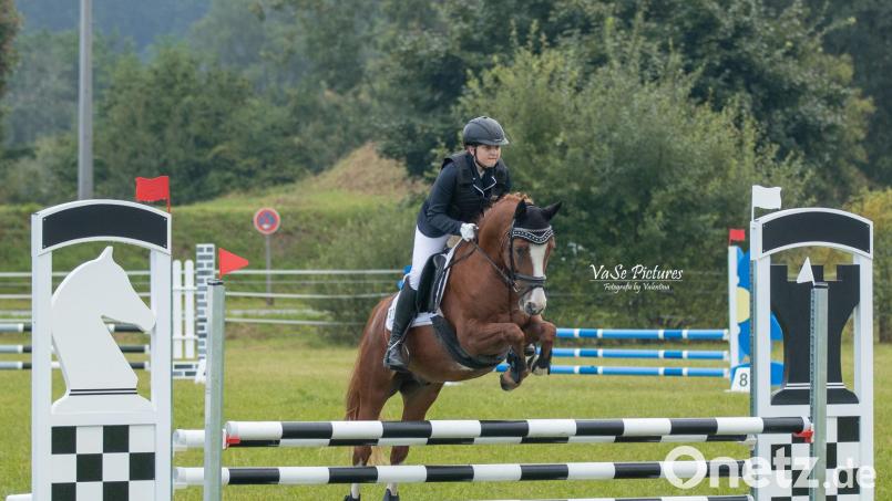 Reiterin und Pferd in Harmonie: Beim Pferdesportverein Oberviechtach gehen etwa Pferdesportler an den Start. Beim Dressurturnier bis zur Klasse M und bei den Springwettbewerben sind Zuschauer willkommen. Bild: VaSePictures/exb