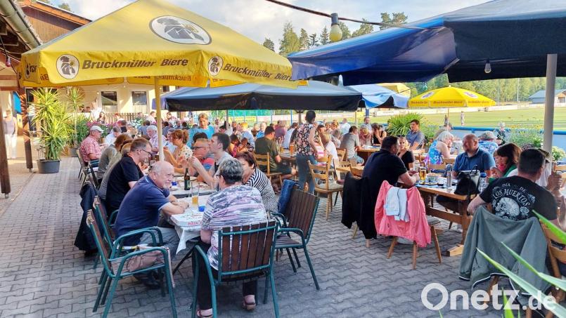 Hohe Auslastung des Biergartens vor dem SV-Sportheim / Heimspiel des Sportvereins punktet mit Pizzabacken Bild: war