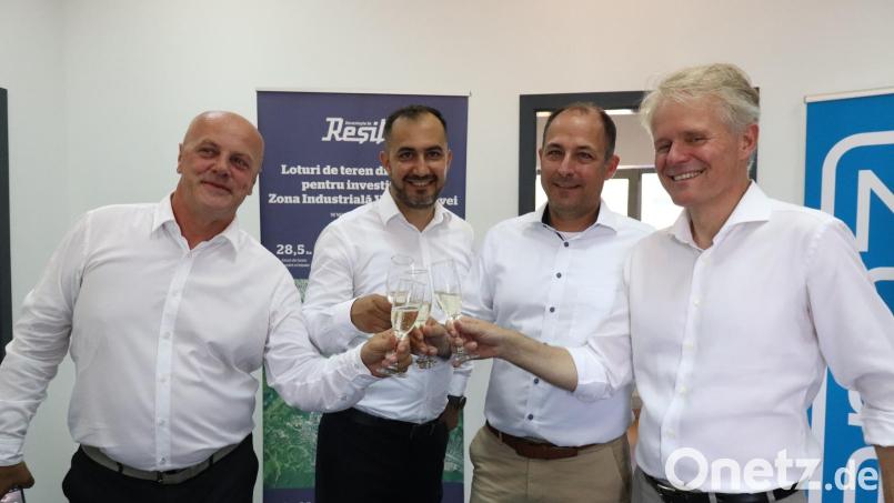 Ioan Popa (Bürgermeister von Resita), Daniel Olaru (Geschäftsführer EMZ-RO), Andreas Weidmüller und Thomas Hanauer (beide EMZ-Nabburg) stoßen auf den Erfolg des Projektes an (von links). Bild: Daniel Olaru/exb