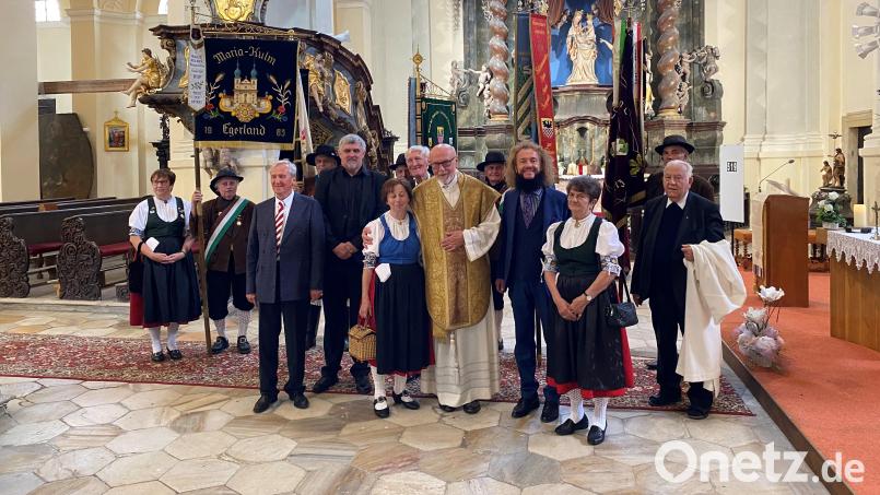 Propst Pater Milan Kucera (Vierter von rechts), die Hauptzelebranten Monsignore Karl Wuchterl (zweite Reihe, Fünfter von rechts) und Ferdinand Kohl (rechts), die Vorstände des Fördervereins Maria Kulm, Dr. Helmut Eikam (links) und Luis-Andreas Hart (Dritter von rechts) sowie Vertreter von Fahnen- und Trachtendelegationen aus ganz Bayern beim deutsch-tschechischen Gebetstag in Maria Kulm. Bild: Claudia Königer/exb