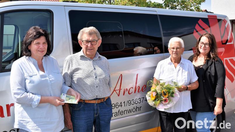 Albert und Lisa Brändl spenden der &quot;Caritas-Tagespflege Arche&quot; 600 Euro. Pflegedienstleitwein Johanna Schüller (links) und ihre Stellvertreterin Nadine Brüderer (rechts) freuen sich darüber. Bild: rgr