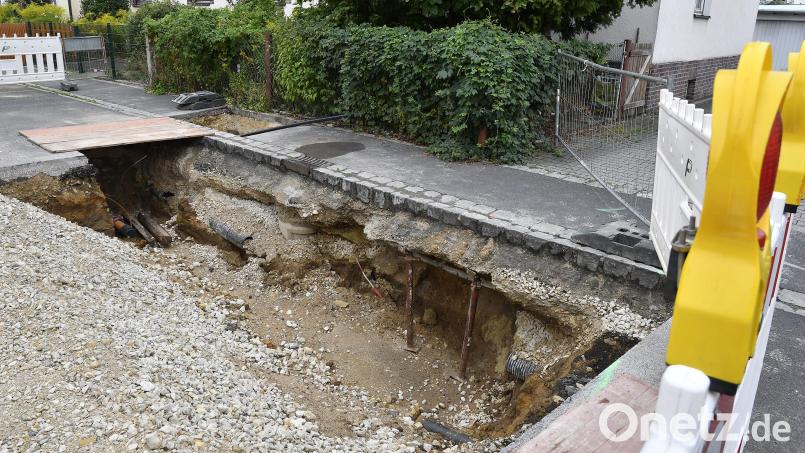 Die Meillerstraße in Amberg hat ein Loch. Untersuchungen durch das Tiefbauamt haben ergeben, dass unter der Fahrbahn bis in fünf Meter Tiefe der Boden fehlt. Bild: Petra Hartl