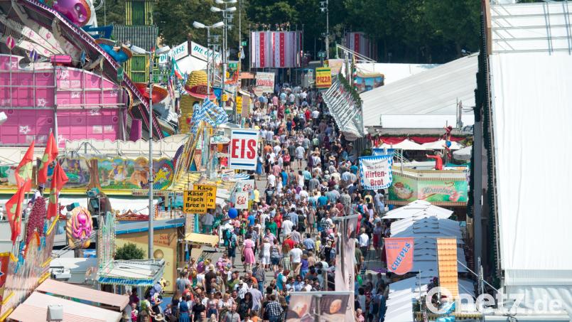 Ein Fahrgeschäft am Gäubodenvolksfest in Straubing darf nach einem Unfall nicht mehr öffnen. Bild: Armin Weigel/dpa