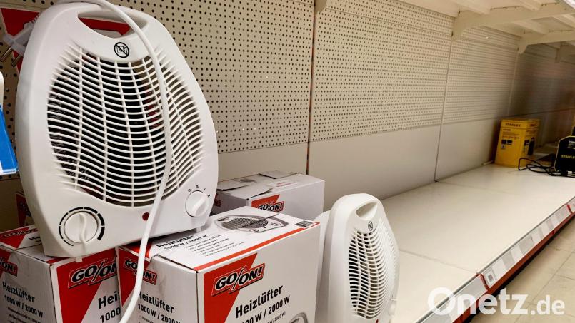 (Fast) leere Regale in Oberpfälzer Baumärkten: Die Angst vor Gas-Engpässen im kommenden Winter sorgt mitten im Sommer für einen Nachfrageboom bei Heizlüftern. Bild: Gabi Schönberger