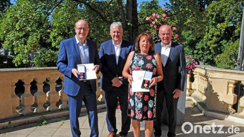 Bernhard und Christine Fleischmann zeigen stolz ihre Orden, die ihnen Landrat Richard Reisinger aushändigen durfte. Erster Gratulant war der Kümmersbrucker Bürgermeister Roland Strehl (rechts). Bild: Christine Hollederer/exb