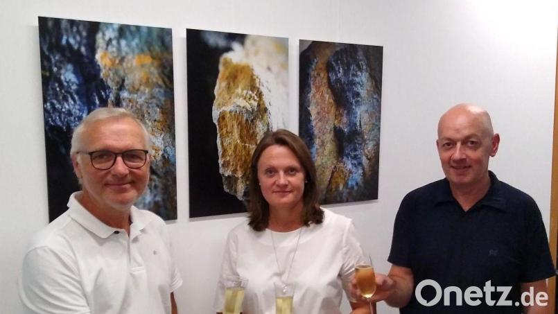 Vorsitzender der Sternfreunde Matthias Mändl (von links), Künstlerin Michaela Auer und Schatzmeister Wolfgang Biehler bei der Vernissage. Bild: Norbert Reuschl/exb