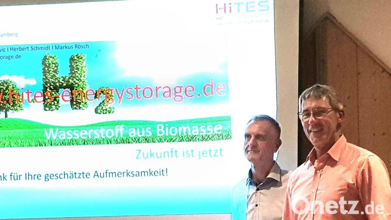 Am Freitag, 29. Juli, fand in Klardorf im Turmrestaurant Obermeier eine Informationsveranstaltung zur Gewinnung von Wassersoff aus Biomasse mit Markus Rösch (links) statt. Robert Zizler (rechts) begrüßte ihn zum Vortrag. Bild: Zizler/exb