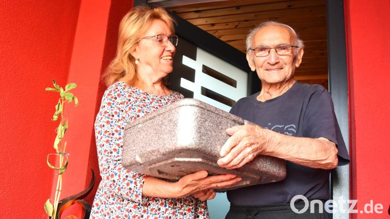Waltraud Lang bringt Josef Bäumler sein tägliches Essen auf Rädern. Der Senior kann es sich noch leisten, viele andere Abnehmer aber wissen nach der Teuerung nun nicht mehr, wie sie ihren Alltag finanziell bestreiten sollen. Bild: ubb