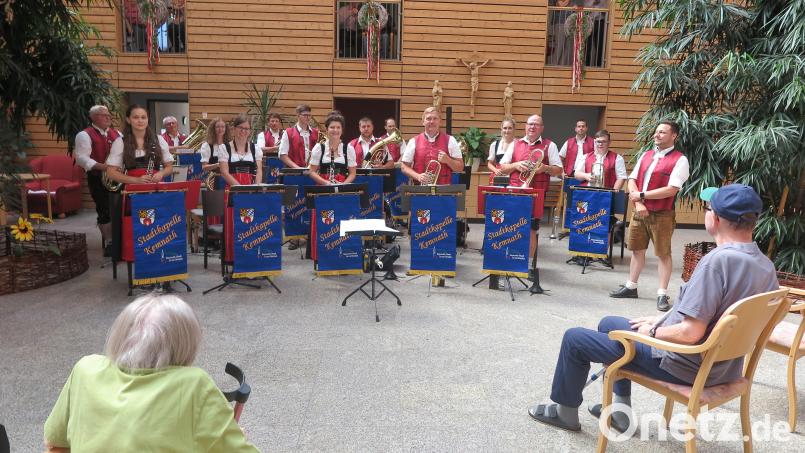 Kapellmeister Renè Bauer (rechts) hatte für das Sommerkonzert der Stadtkapelle Kemnath im Seniorenzentrum Haus Falkenstein mehrere Kompositionen von Ernst Mosch ausgewählt. Bild: jzk