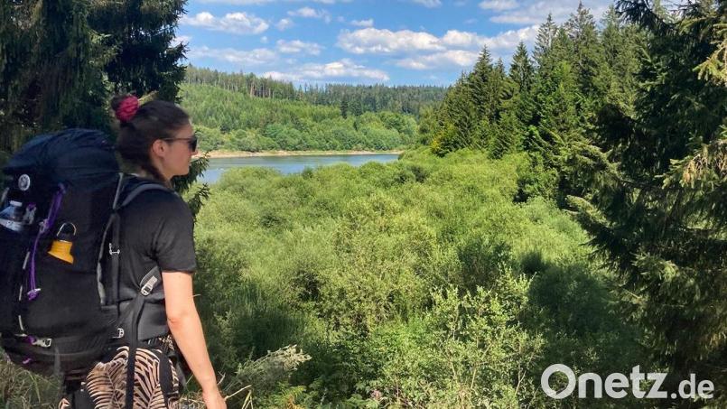 Vollgepackt im Wald: Die Autorin unterwegs zum Trekking-Camp. Bild: Marie von der Tann/dpa