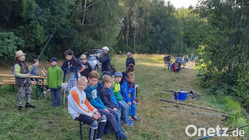 Im Rahmen des Ferienprogramms nahmen 20 Kinder und Jugendliche beim Schnupperangeln der Fischerfreunde Immenreuth teil. Bild: ak