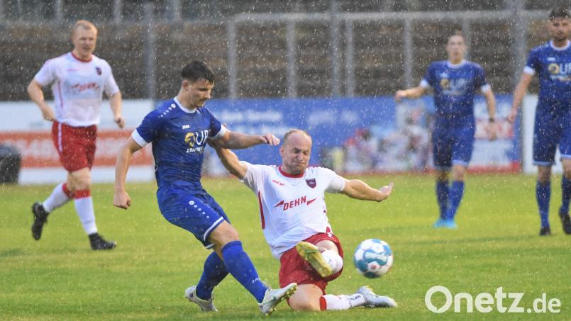 Ole Meißner (links, im Duell mit Jonas Marx vom ASV Neumarkt) feierte sein Startelf-Debüt bei der SpVgg SV Weiden und vertrat im zentralen Mittelfeld den Kanada-Urlauber Paul Weidhas. Bild: Büttner