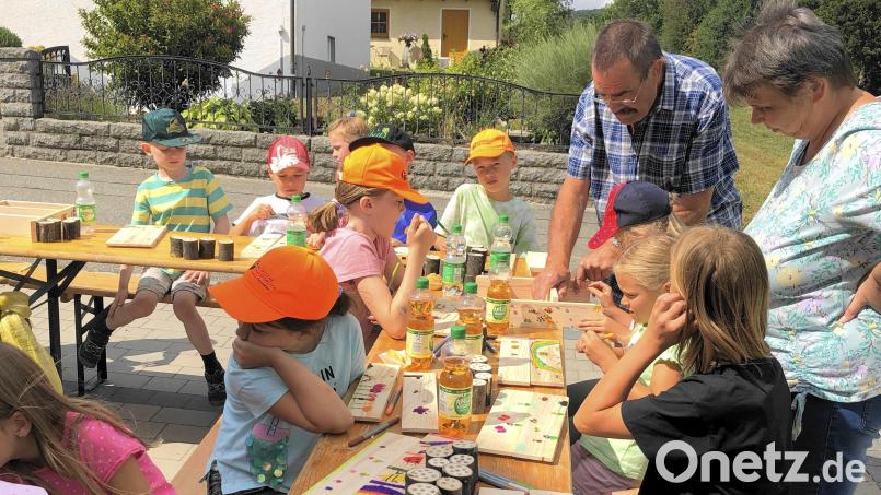 Als versierter Fachmann unterstützt OWV-Vorsitzender Detlef König (hinten, rechts) den Nachwuchs beim Bau der vielen neuen Insektenhotels. Bild: fjo
