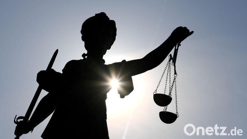 Eine Statue der Justitia mit einer Waage und einem Schwert in der Hand. Symbolbild: Arne Dedert/dpa