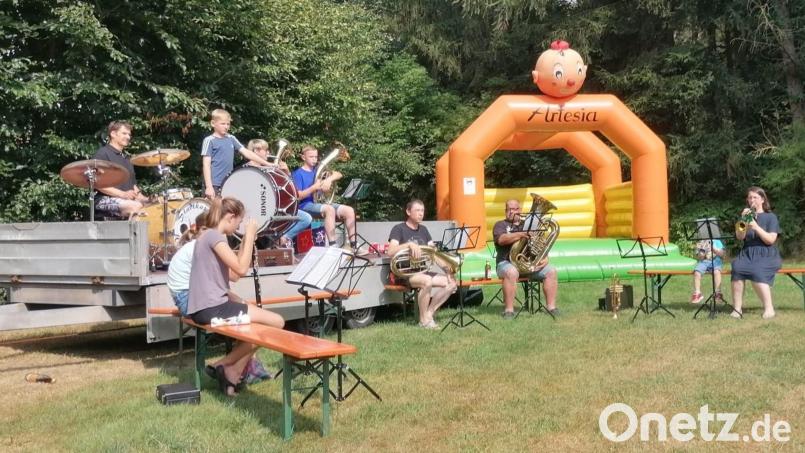 Beim Zeltlager der Stadtkapelle Windischeschenbach verlebten die Teilnehmer interessante Tage auf dem Ferienhof Schweinmühle. Die Musik kam dabei nicht zu kurz. Bild: dob