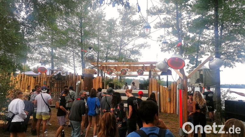 Direkt am Klausensee in Schwandorf können Festivalbegeisterte zu Musik tanzen. Der Aufbau der Holzkonstruktionen hat eine Woche gedauert. Bild: kec