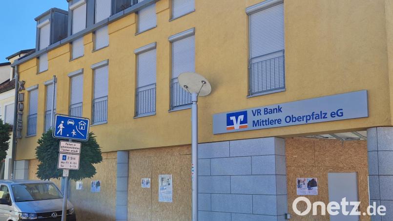 Ein Hotel und eine Bankfiliale gleichzeitig: Das gelbe Gebäude auf dem Wernberg-Köblitzer Marktlatz. Bild: Thomas Dobler