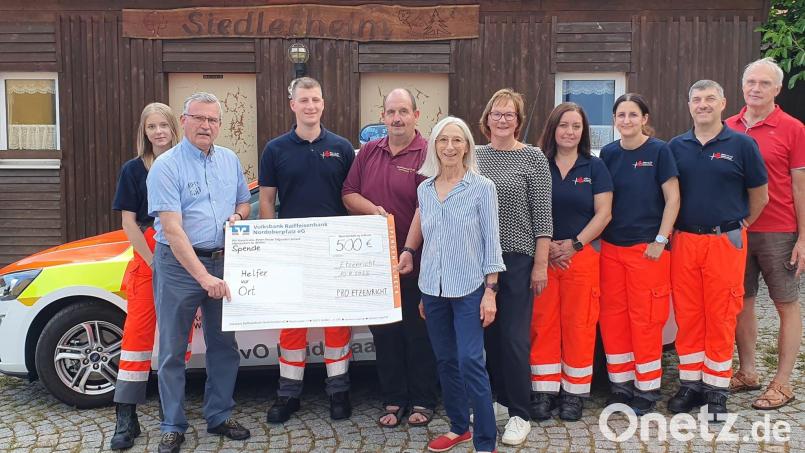 Der Förderverein Pro Etzenricht übergab zusammen mit der Siedlergemeinschaft 500 Euro an die Helfer vor Ort Haidenaabtal. Bild: ela