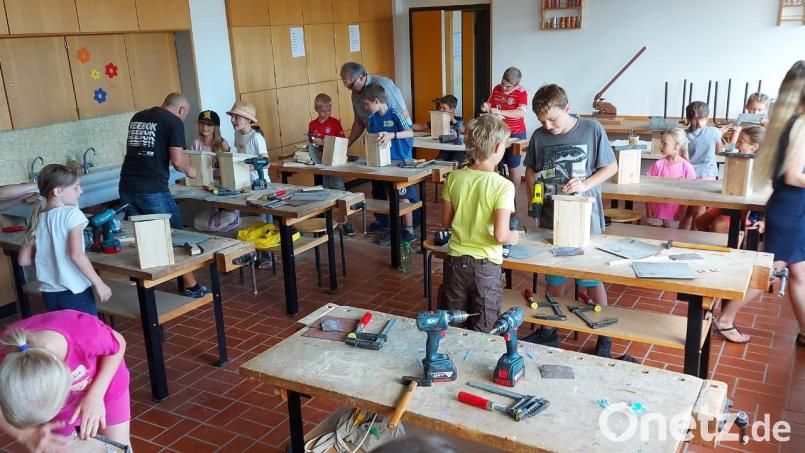 Beim Ferienprogramm in Windischeschenbach sind die Kinder fleißig am Werkeln. Bild: Markus Herrmann/exb