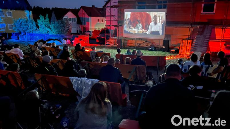 An einem lauen Sommerabend genossen die Ferienkinder einen unterhaltsamen Kinderfilm auf einer großen Leinwand im Freien. Bild: nza