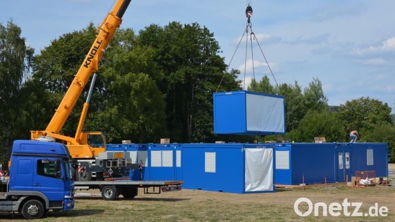 Mitte der Woche starteten auf dem Gelände der Schützengesellschaft Mitterteich an der Marktredwitzer Straße die Arbeiten zum Aufbau eines Container-Kinderhauses, das bis zur Fertigstellung des neuen Kinderhauses „Purzelbaum“ genutzt werden soll. Bild: jr