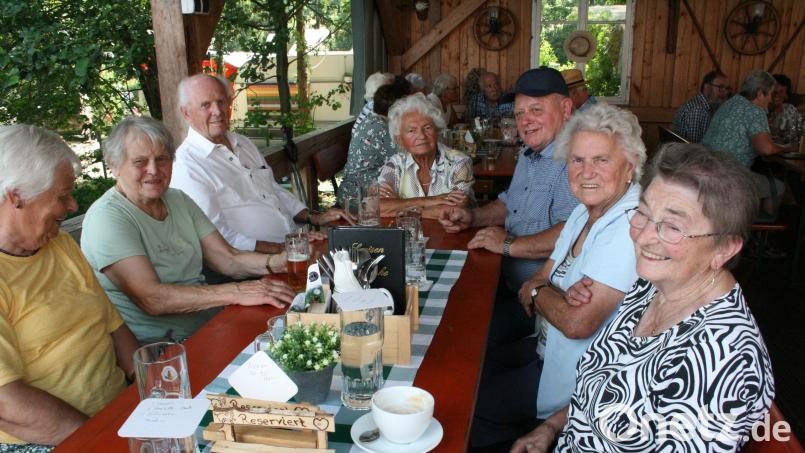 Zufriedene Gäste beim Sommerfest der Seniorenvereinigung Friedenfels. Bild: roh
