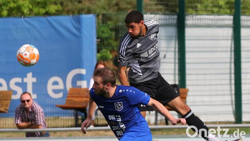 Jamal Dubois (rechts) vom SV Grafenwöhr bremst per Kopf den Vorwärtsdrang des Etzenrichter Angreifers Johannes Pötzl. Bild: Dieter Jäschke
