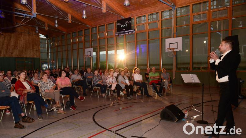 Sänger Christoph Baierl begeistert das Publikum in der Schulturnhalle. Bild: bey