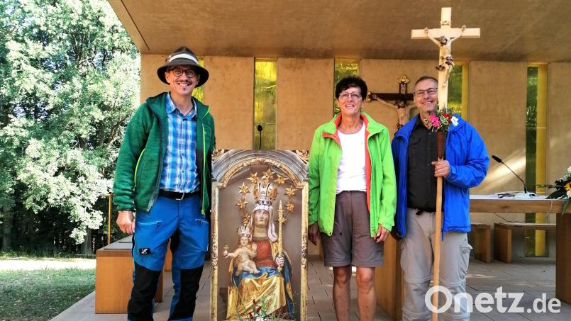 Edmund Heldmann (links), Paula Weiß und Josef Stauber führten die 60-köpfige Pilgergruppe der Pfarreiengemeinschaft Vilseck-Schlicht-Sorghof zum Gnadenort auf den Frohnberg. Bild: rha