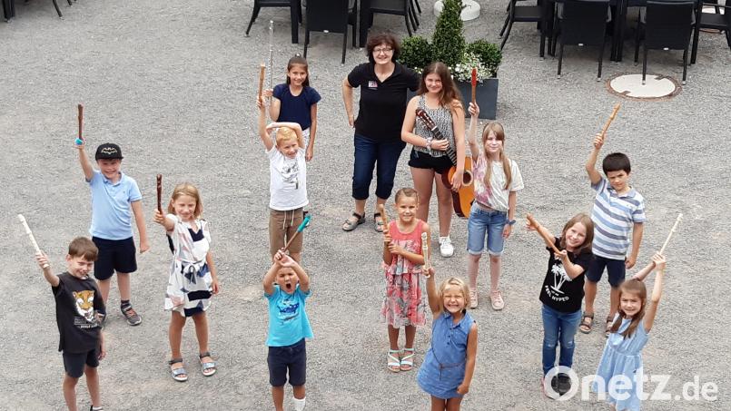 Die musikalische Früherziehung der Blaskapelle St. Ägidius macht Ferien, aber im Herbst soll es weitergehen. Hinten: Ausbildungsleiterin Ilona Reheis. Bild: bö