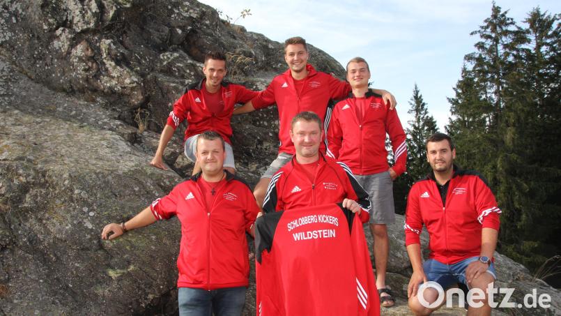 Der Schlossberg dient als Namensgeber für den Verein, bei dem Fußball und Geselligkeit eine Rolle spielen. Er ist Treffpunkt für so manche Feier. Alexander Schneeberger (vorne links) ist derzeit der Vereinsvorsitzende der „Schlossberg-Kickers Wildstein“.
Bild: frd Bild: frd