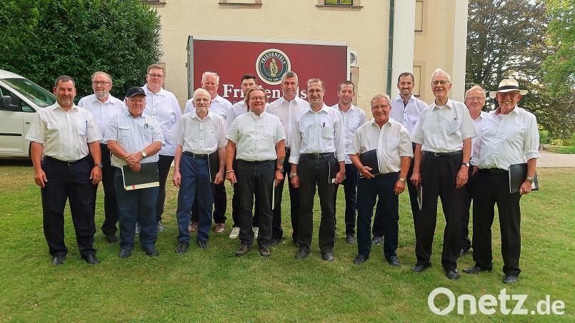 Der Gesang- und Orchesterverein „Frohsinn“ mit seinem Vorsitzenden und Dirigenten Horst Straub (links) ist eine wichtige Stütze im gesellschaftlichen Leben der Gemeinde Friedenfels. Bild: bsc
