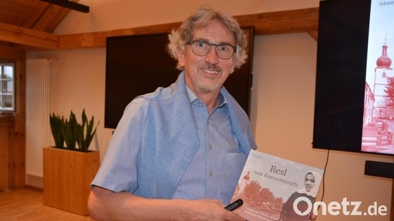 Der 63-jährige, gebürtige Konnersreuther Johann Härtl mit seinem Erstlingswerk, einem Buch über seine Großtante Theres Neumann. Bild: jr