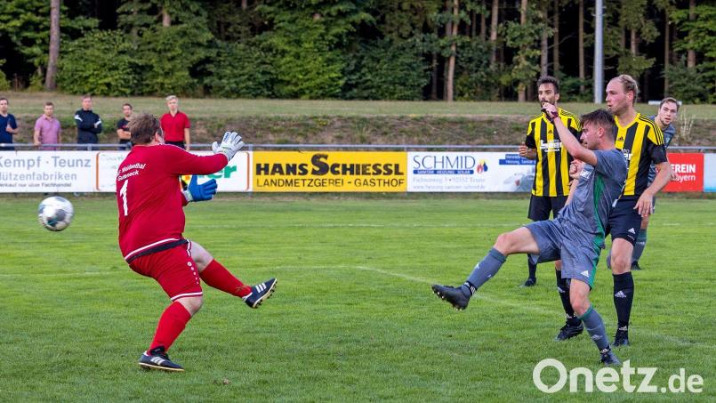 Nach einer verunglückten Kopfballabwehr staubte Kilian Fischer (Zweiter von rechts) zum 1:1 für den Gastgeber FC OVI/Teunz ab. Weidenthals Keeper Peter Zenger (rotes Trikot) war ohne Chance. Am Ende siegte OVI/Teunz mit 2:1. Bild: ham