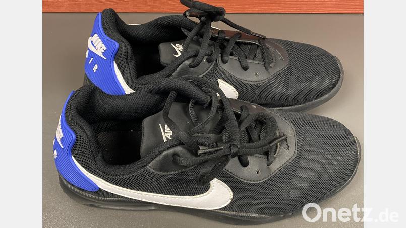 Auch bei diesem Paar Schuhe könnte es sich um Diebesgut handeln. Die Polizei sucht nach dem Besitzer. Bild: Polizei Schwandorf