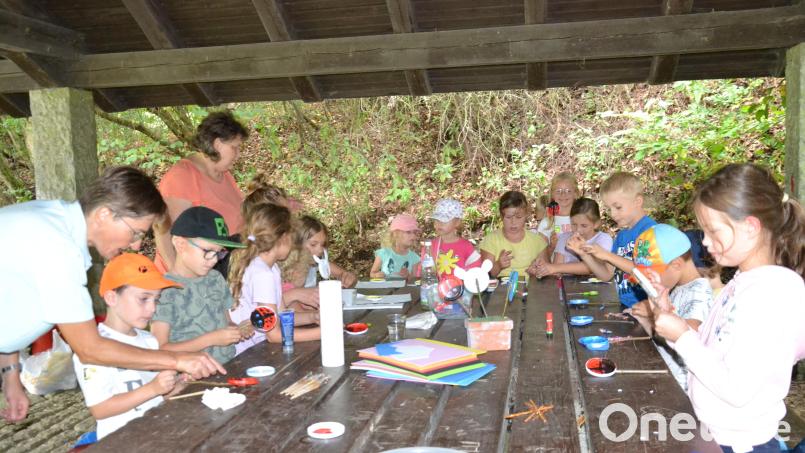 Voll bei der Sache sind die kleinen Künstler beim Fertigen von Gartensteckern. Bild: gi