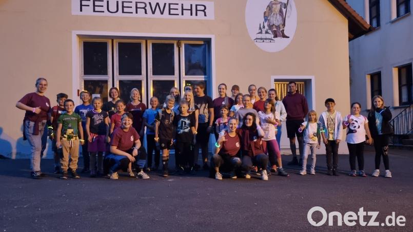 Die Teilnehmer der Nachtwanderung zusammen mit den Organisatoren und Begleitern von der KLJB Münchenreuth. Bild: KLJB Münchenreuth/exb